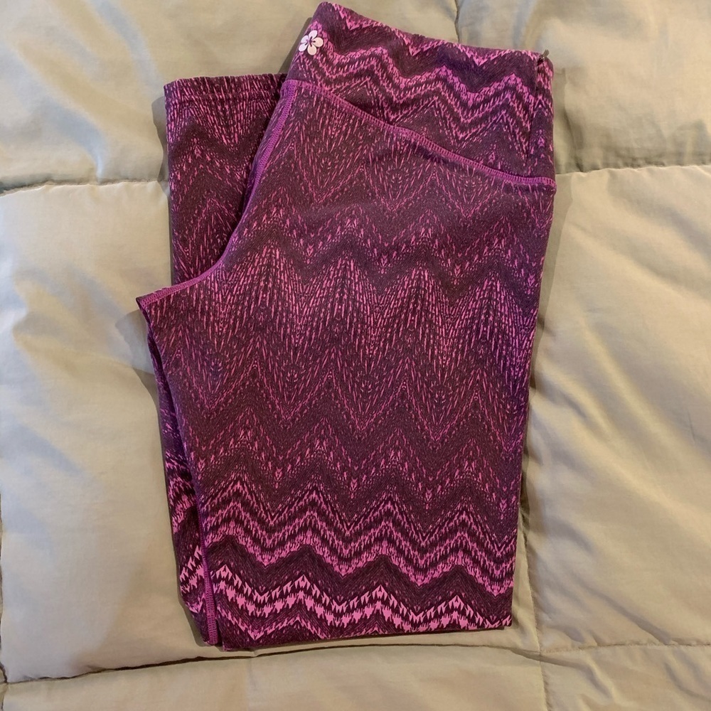 Tuff Athletics Leggings. Size L. Zip waist pocket.​​​​​​​​​​​​​​​​​​​